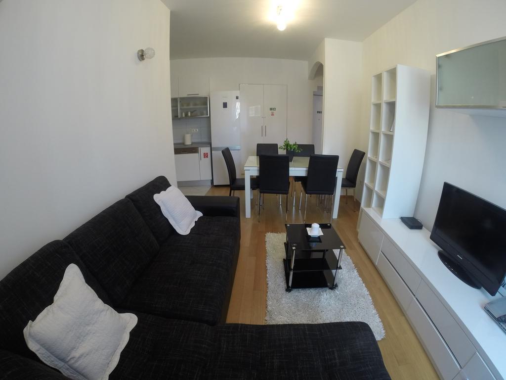Promenade Apartment Split Room photo